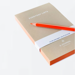 Køb Notepad 'Everyday Lists' | 79,95 | Fri fragt over 149 kr. | Hurtig levering | Dag til dag levering | A-Journal | Notesblok, Daglige lister, Rød, Blå, Praktisk notesblok, Beige, Blue