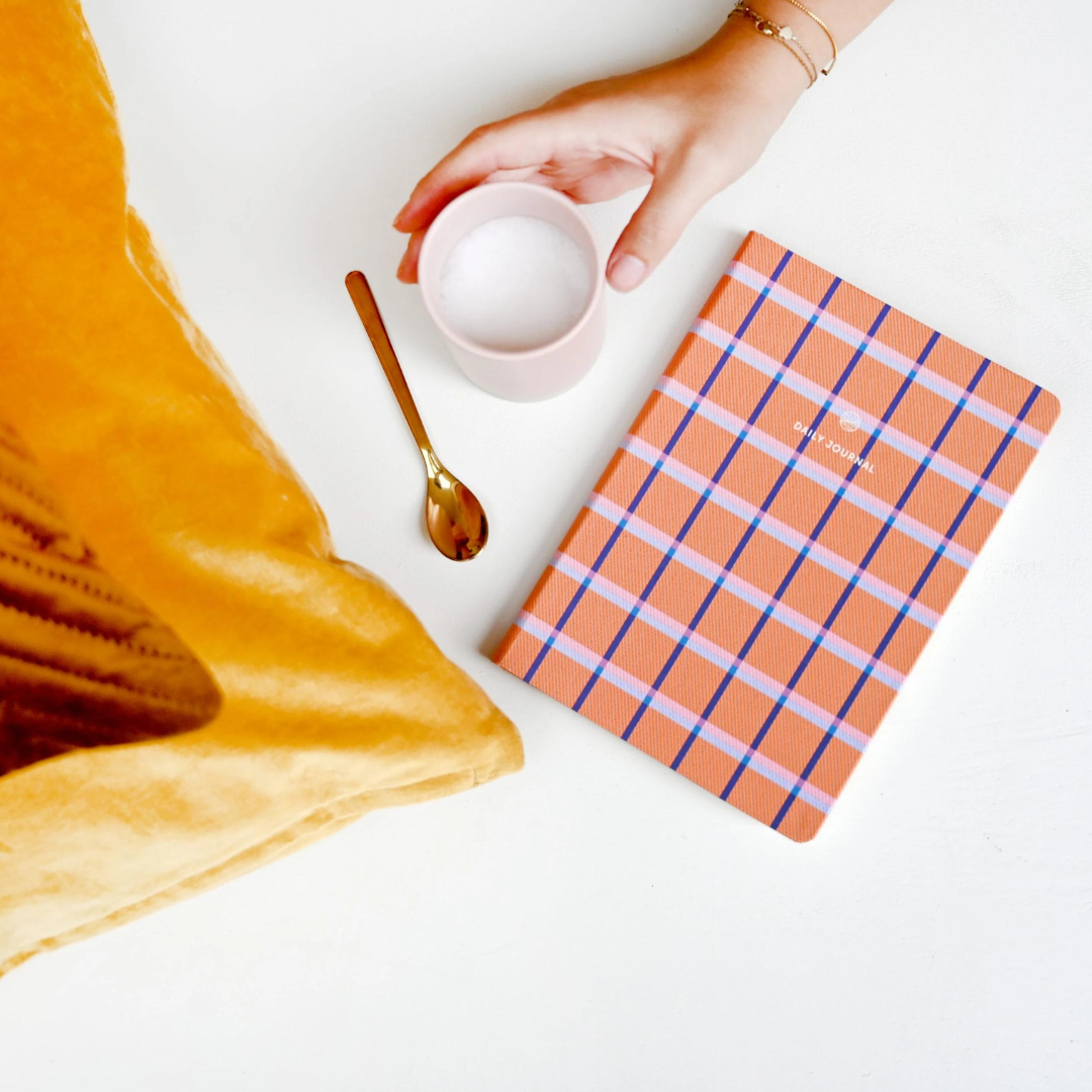 Køb Daily Journal | 149,95 | Fri fragt over 149 kr. | Hurtig levering | Dag til dag levering | A-Journal | Dagbog, Daglig journal, Guidet dagbog, Guidet journal
