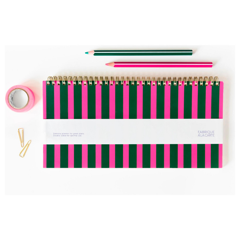 Køb Fabrique Deskplanner Stripes | 119,95 | Fri fragt over 149 kr. | Hurtig levering | Dag til dag levering | A-Journal | Kalender, Planlægger, Overskuelig planlægger, Ugeplanlægning, Dagbog, Ugenlig oversigt, Ugeplanlægger