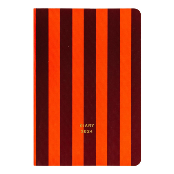 Køb Fabrique Diary 2024 Striped| 159,95 | Fri fragt over 149 kr. | Hurtig levering | Dag til dag levering | A-Journal | Dagbog, Daglig journal, Notesbog, Rød