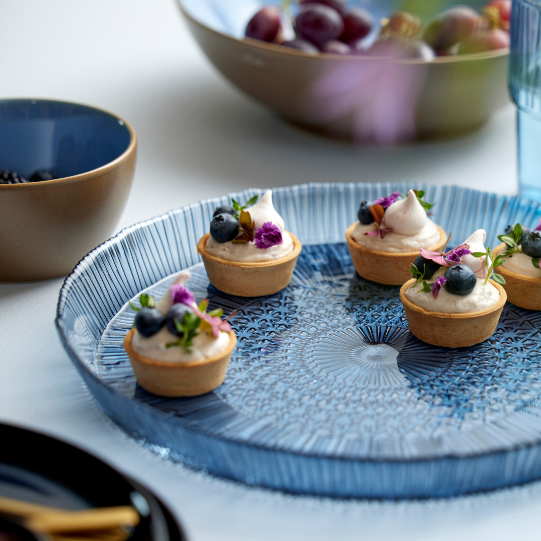 Køb Serveringsfad Kusintha rundt | 119,95 | Fri fragt over 149 kr. | Flere varianter | Hurtig levering | Dag til dag levering | BITZ | Fad, rundt fad, Glasfad, Borddækning, Servering, Anretning, Tilberedning, Grøn, Gul, Blå, Grønt serveringsfad, Gult serveringsfad, Blåt serveringsfad, Soda-lime glas
