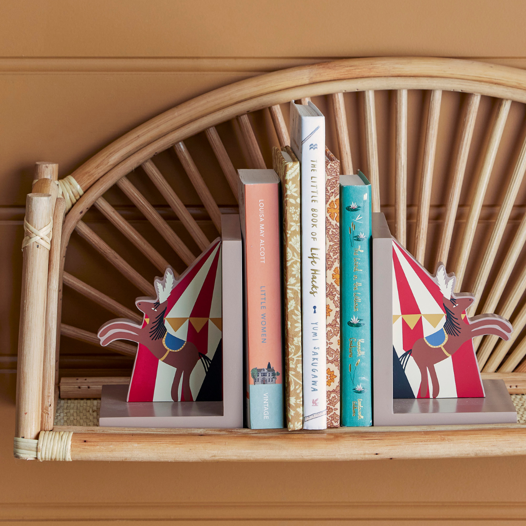 Køb Bogstøtte Santos Rød - sæt af 2 stk | 269,95 | Fri fragt over 149 kr. | Hurtig levering | Dag til dag levering | Bloomingville MINI | Kunst, Natur, Til børneværelset, Til børn, Bøger