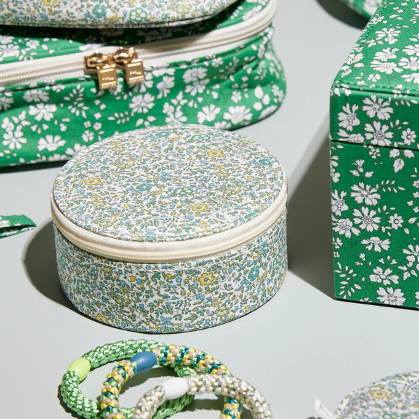 Køb Smykkeskrin Heart i Liberty stof med lille pung | 374,00 | Fri fragt over 149 kr. | Hurtig levering | Dag til dag levering | Bon Dep | Etui, Toiletsager, Smykker, Smykke opbevaring, Smykkeæske, Æske, Skrin