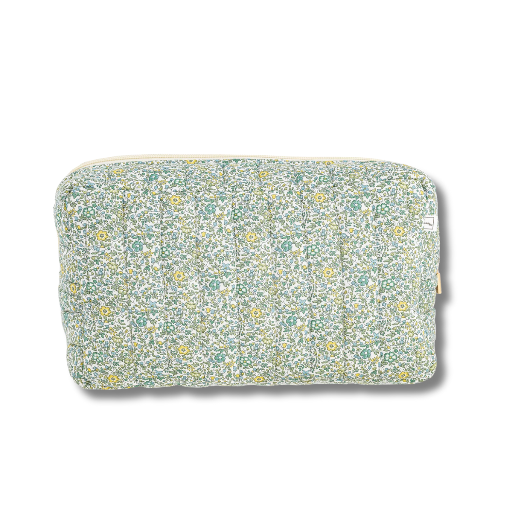 Køb Toilettaske Katie And Millie Green i Liberty stof | fra 525,00 | Fri fragt over 149 kr. | Hurtig levering | Dag til dag levering | Bon Dep | Etui, Clutch, Taske, Rejse, Toiletsager
