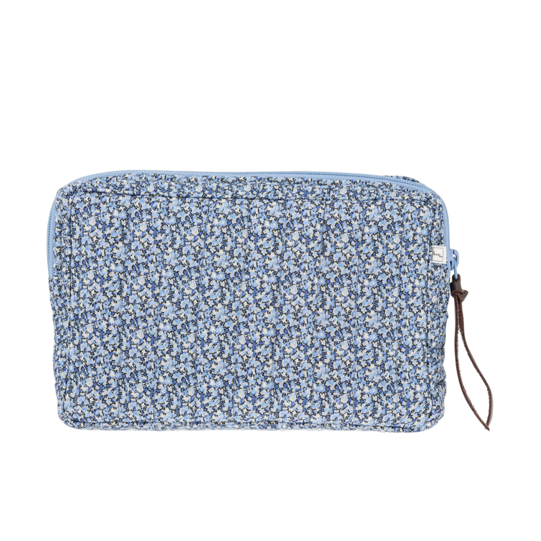 Toilettaske i blomsterprint. Tasken kan bruges som toilettaske, makeup pung eller clutch. Vælg mellem 2 størrelser | Hurtig levering | Fri fragt fra 149 kr.