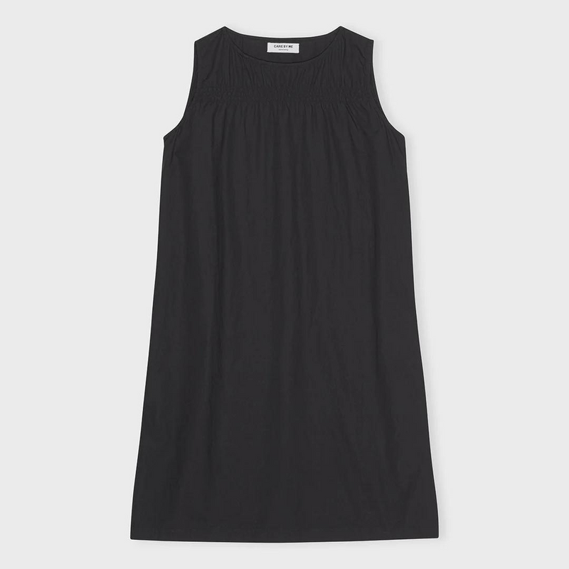 Køb Laura Bell Kjole | 1.000,00 | Findes i flere farver | Fri fragt over 149 kr. | Hurtig levering 3-5 dage | Dag til dag levering | CARE BY ME | tidløs, klassisk, casual, økologisk bomuld, langtidsholdbar, smock kjole, kjole, sommerkjole, løs kjole, bomuldskjole, økologisk kjole, bomuldspoplin, økologisk bomuldspoplin