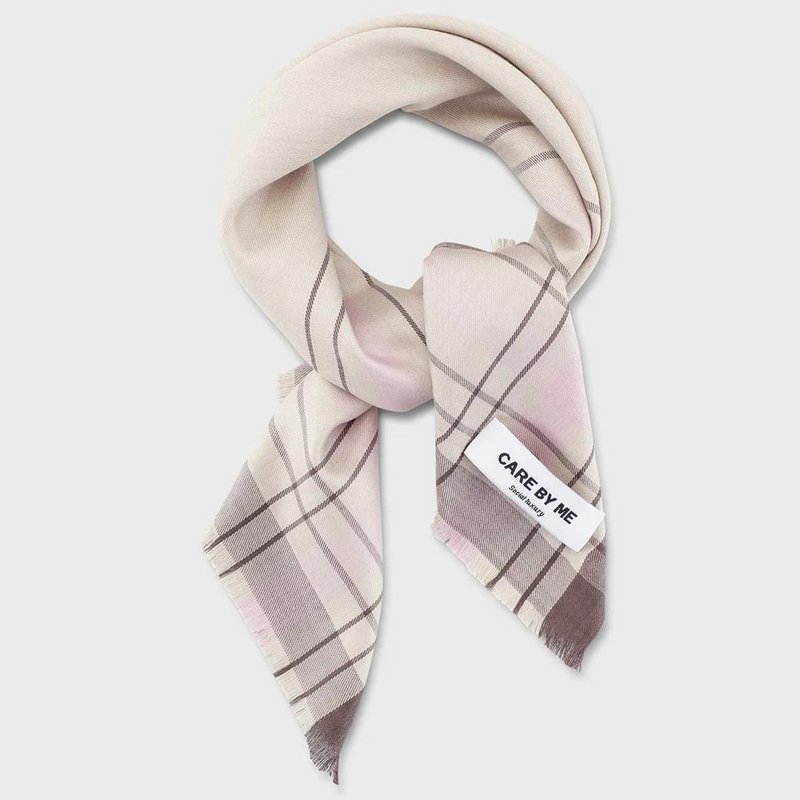 Køb Lotus Tørklæde | 750,00 | Findes i flere farver | Fri fragt over 149 kr. | Hurtig levering 3-5 dage | Dag til dag levering | CARE BY ME | tørklæde, middelhavslys, hårtørklæde, tørklæde til håret, 100% silke, silke, silketørklæde, silke halstørklæde, silke hårtørklæde