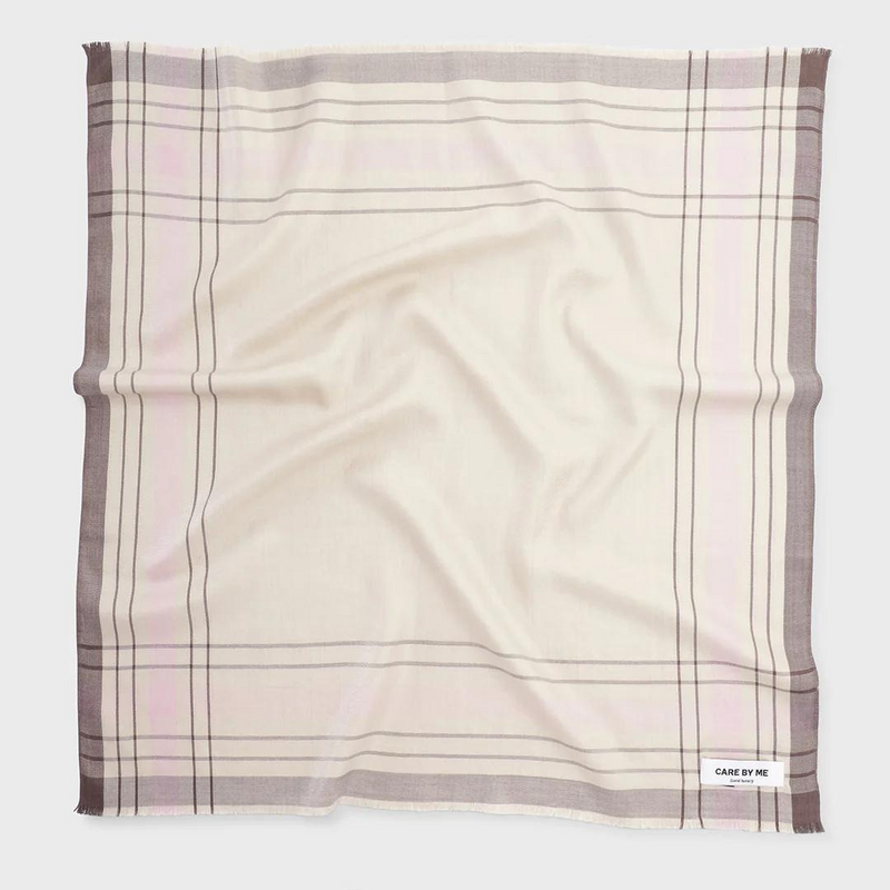 Køb Lotus Tørklæde | 750,00 | Findes i flere farver | Fri fragt over 149 kr. | Hurtig levering 3-5 dage | Dag til dag levering | CARE BY ME | tørklæde, middelhavslys, hårtørklæde, tørklæde til håret, 100% silke, silke, silketørklæde, silke halstørklæde, silke hårtørklæde