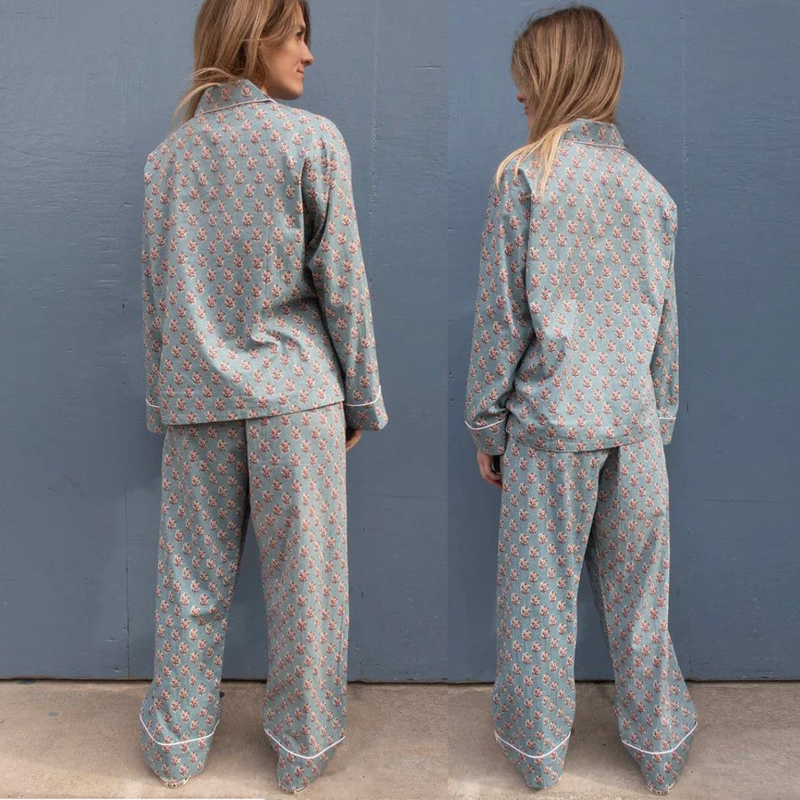 Køb Pyjamas med blockprint - Rose | 499,00 | Fri fragt over 149 kr. | Hurtig levering | Dag til dag levering | Craft Sisters | Pyjamas, Pyjamas set, Pyjamassæt, Nattøj, Skjorte, Bukser, Til hverdag og fest