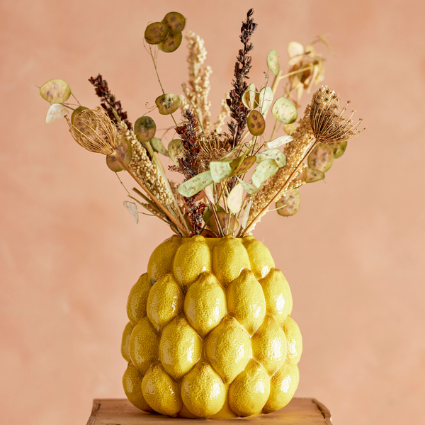 Køb Vase Limone Gul | 479,00 | Fri fragt over 149 kr. | Hurtig levering | Dag til dag levering | Creative Collection, Bloomingville | Vase, Stentøj, Hånddekoreret vase, Gul, Citron vase