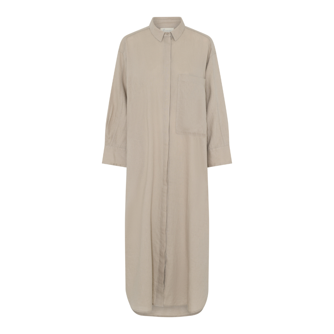 Shop den flotte skjortekjole Lyon fra Frau, og få en lang udgave af en klassisk skjorte i hør | one size | Hurtig levering | fri fragt fra 149kr