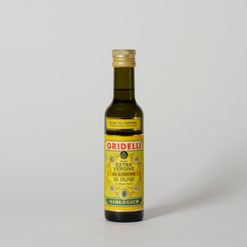 Køb Olivenolie med citron Økologisk - LIMONE | 149,95 | Fri fragt over 149 kr. | Hurtig levering | Dag til dag levering | Gridelli | Olie, Madolie, Dekorativ flaske, Correggiolo-oliven