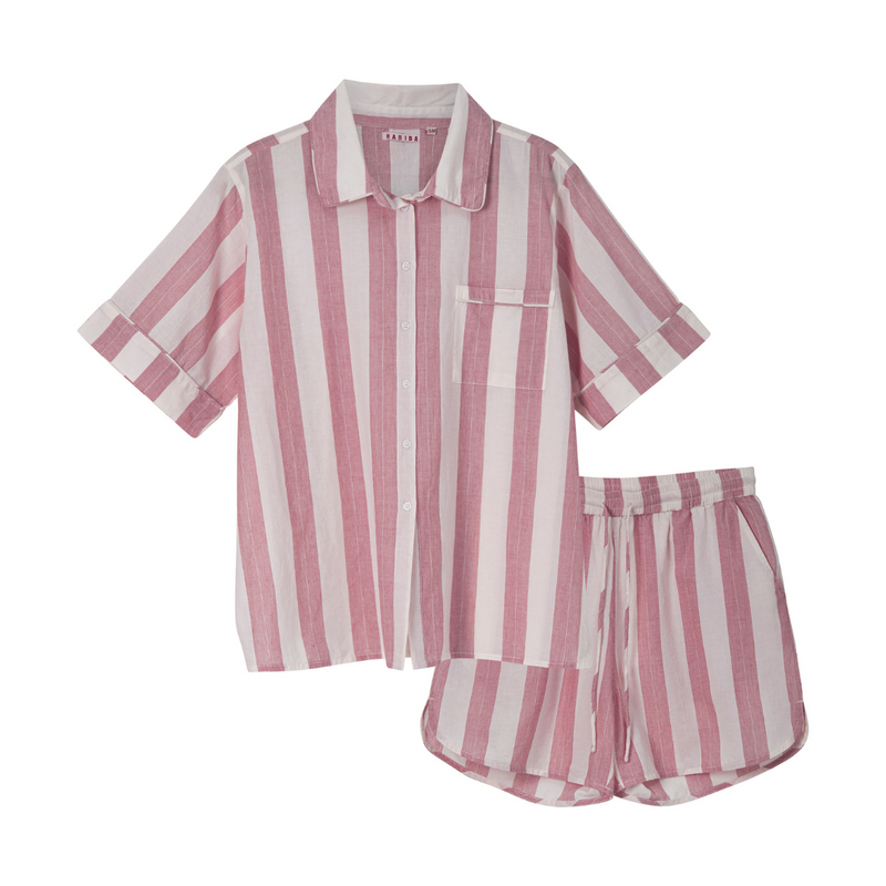 Køb Safarisæt Pin Stripe Kiss | 900,00 | Fri fragt over 149 kr. | Hurtig levering | Dag til dag levering | Habiba | Pyjamas, Pyjamas set, Pyjamassæt, Nattøj, Skjorte, Shorts, Til hverdag og fest 