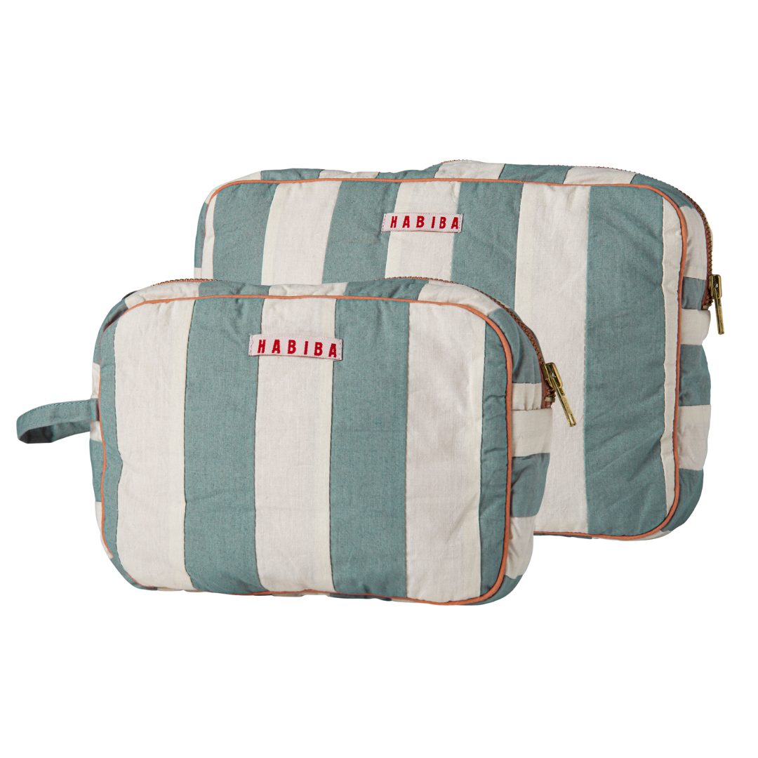 Køb Toilettaske Mumu Pastel Blue | fra 279,95 | Fri fragt over 149 kr. | Hurtig levering | Dag til dag levering | Habiba | Etui, Clutch, Taske, Rejse, Toiletsager, Stribet toilettaske, Striber, Blå