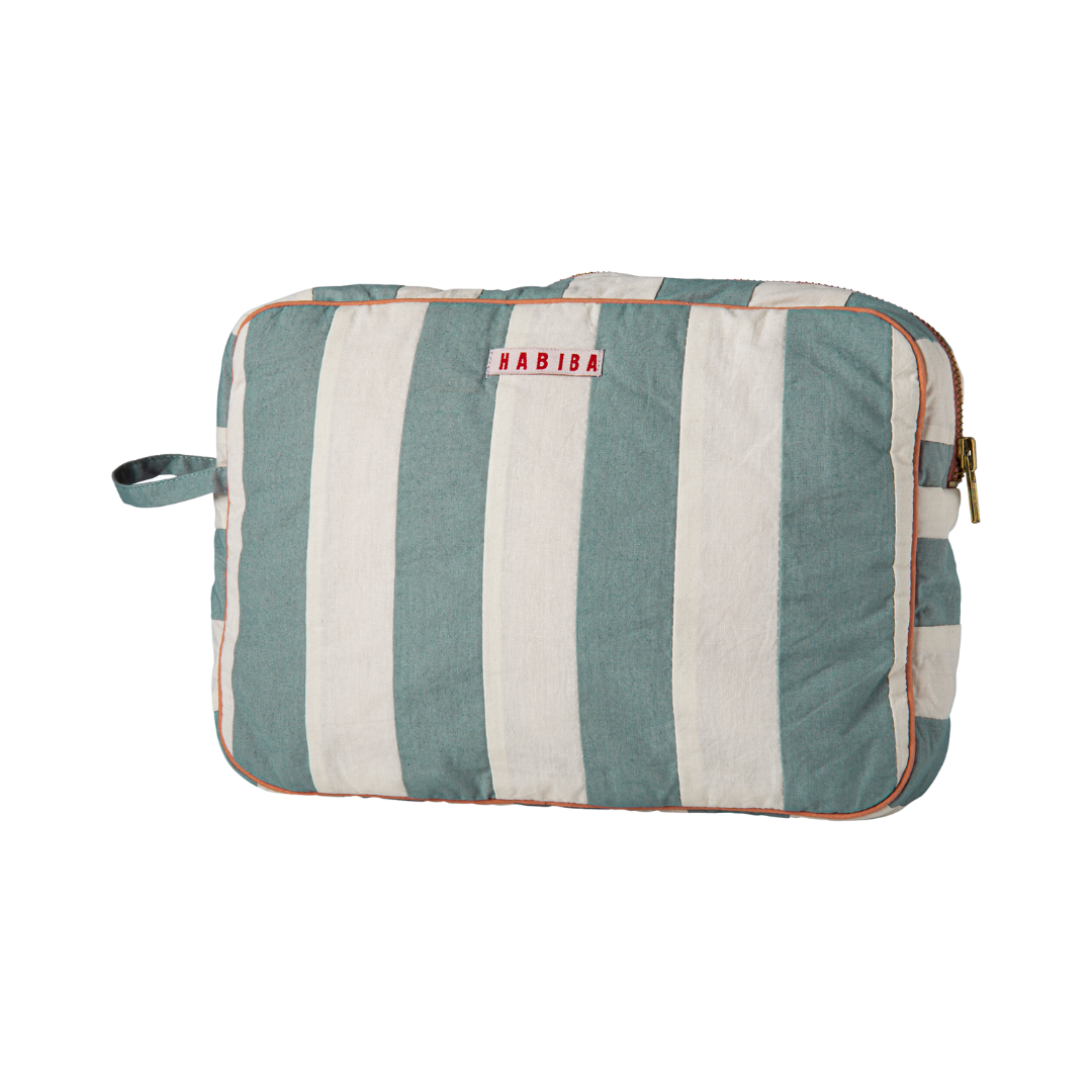Køb Toilettaske Mumu Pastel Blue | fra 279,95 | Fri fragt over 149 kr. | Hurtig levering | Dag til dag levering | Habiba | Etui, Clutch, Taske, Rejse, Toiletsager, Stribet toilettaske, Striber, Blå