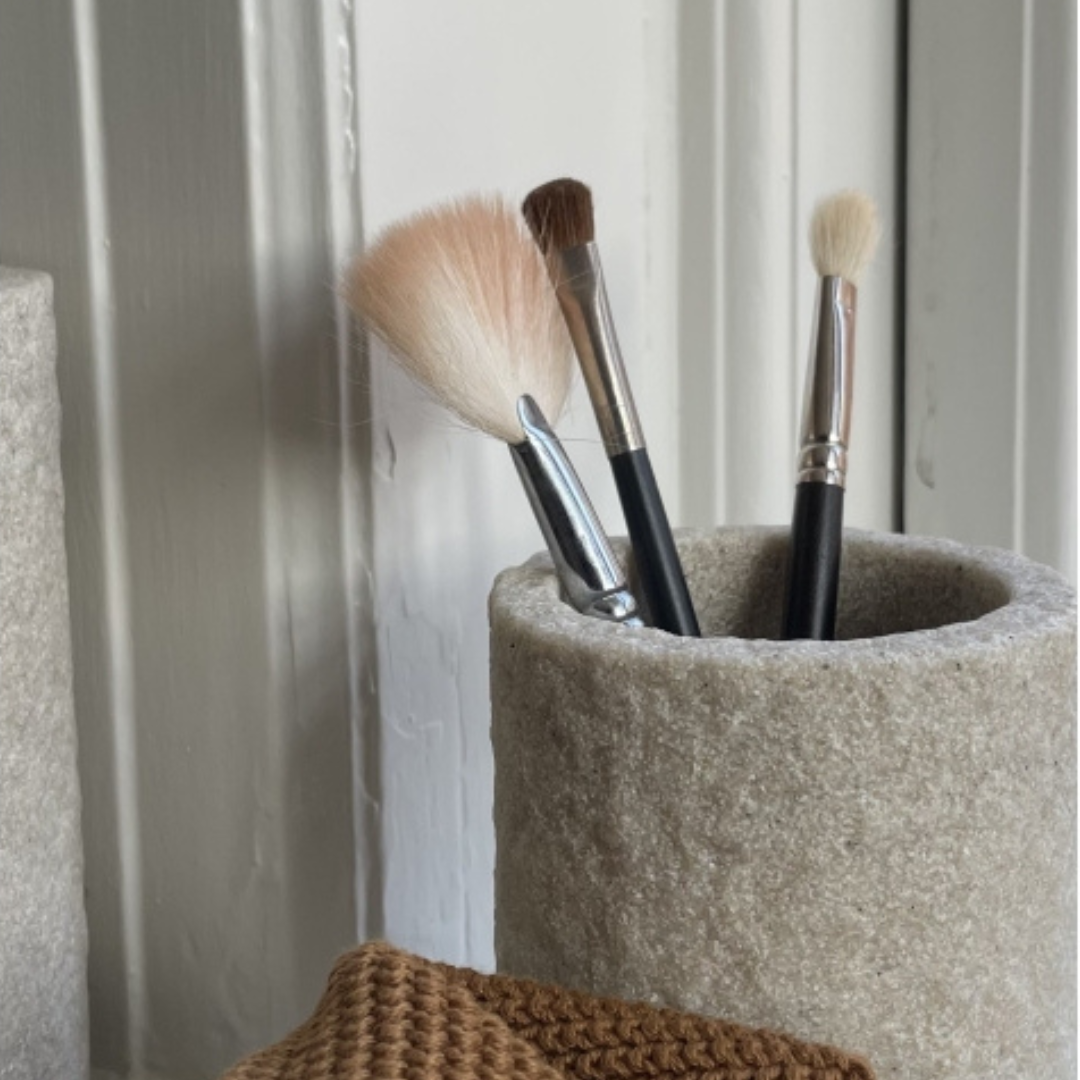Køb Tandbørstekrus Sandsten | 159,95 | Fri fragt over 149 kr. | Hurtig levering | Dag til dag levering | Humdakin | Mønster, Krukke, Beholder, Blomstervase, Til dekoration, Til opbevaring, Opbevaringsvase, Børsteholder, Tandbørsteholder, Tandkrus