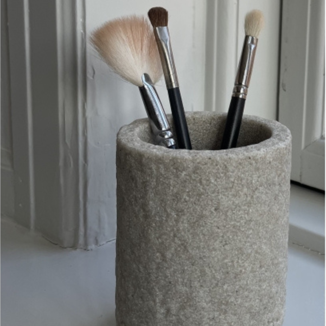 Køb Tandbørstekrus Sandsten | 159,95 | Fri fragt over 149 kr. | Hurtig levering | Dag til dag levering | Humdakin | Mønster, Krukke, Beholder, Blomstervase, Til dekoration, Til opbevaring, Opbevaringsvase, Børsteholder, Tandbørsteholder, Tandkrus