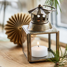 Køb Lanterne mini bølget skorsten | 69,00 | Fri fragt over 149 kr. | Hurtig levering 3-5 dage | Dag til dag levering | Ib Laursen | Lanterne, Lanterne i glas, Guld, Metal, Lys, Stearinlys, Belysning, Hyggeligt lys
