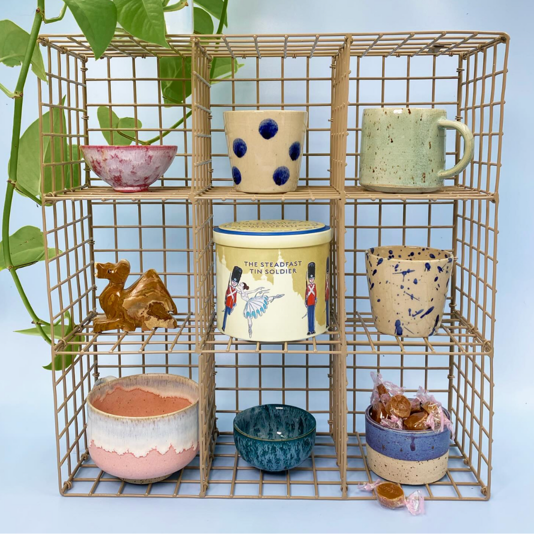 Køb Kophylde CUP RACK XS - Green beige | 1.099,00 | Fri fragt over 149 kr. | Hurtig levering | Dag til dag levering | Kalager Design | Køkkenhylde, Hylde, Hylder, Hyldeløsning, Opbevaring, Pynt, Kophylde, Sættekasse, Kopreol
