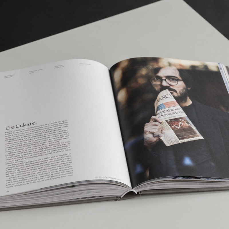 Kinfolk Entrepreneur er en smuk coffee table book på næsten 400 sider fra New Mags. Her kan du følge Nathan Williams og holdet bag Kinfolk, når de møder over 40 innovative iværksættere fra hele verden, der bringer en personlig vinkel til deres forretninger.