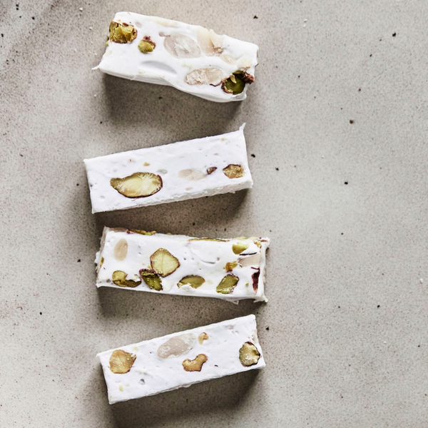 Køb Blød nougat med mandler og pistacienødder | 69,95 | Fri fragt over 149 kr. | Hurtig levering | Dag til dag levering | Nicolas Vahé, Society of Lifestyle |  Til den søde tand, Lækkerier, Gave, Mandelgave, Soft Nougat, Almonds & Pistachios