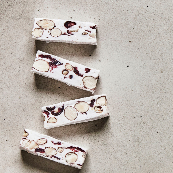 Køb Blød nougat med mandler og tranebær | 69,95 | Fri fragt over 149 kr. | Hurtig levering | Dag til dag levering | Nicolas Vahé, Society of Lifestyle |  Til den søde tand, Lækkerier, Gave, Mandelgave, Soft Nougat, Cranberries 