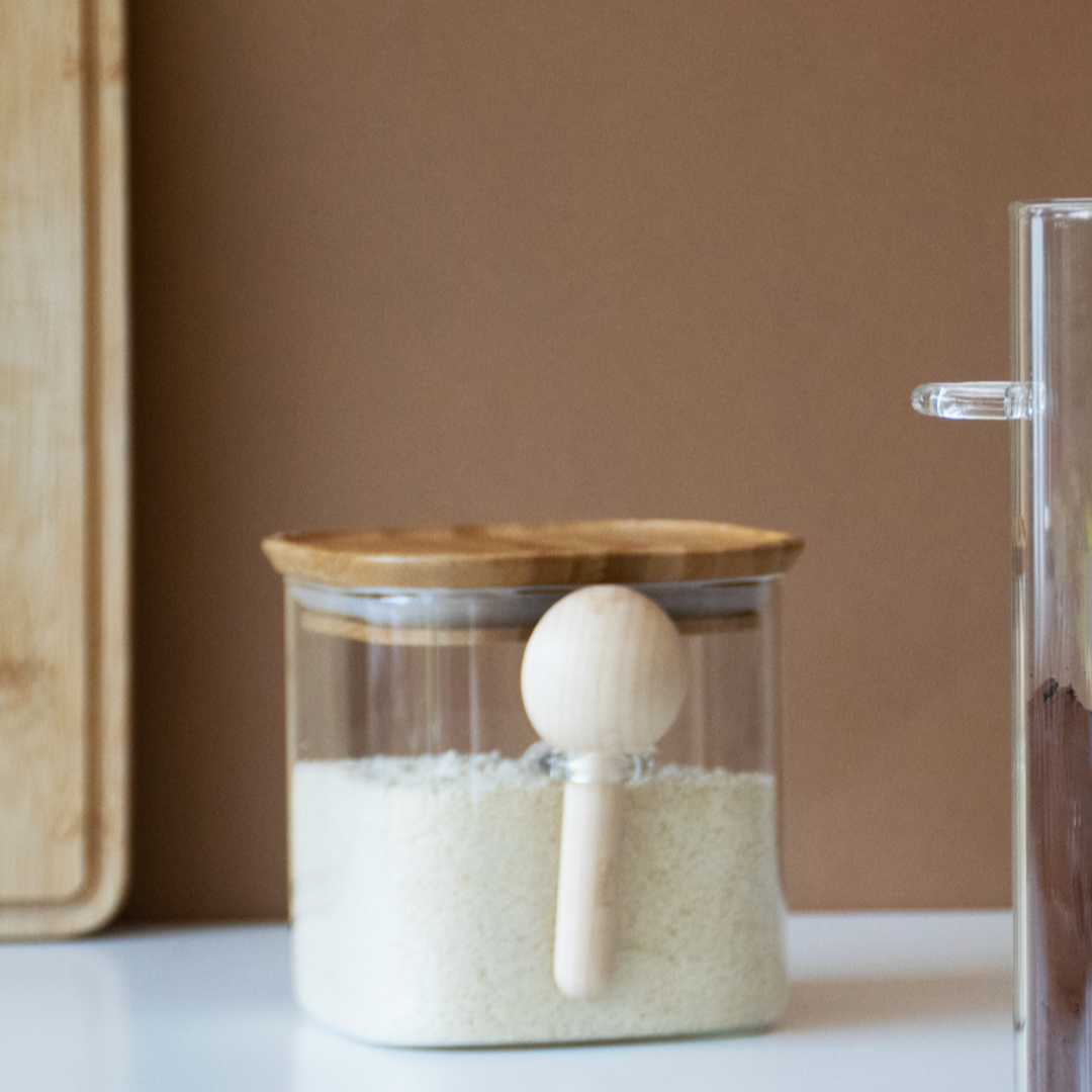 Køb Stabelbar Opbevaringsglas med bambuslåg og ske | fra 189,95 | Dag til dag levering | Dag til dag levering | Pebbly | Madopbevaring, Boks, Box, Opbevaring, Madkasse, Frokost, Madopbevaring, Køkken, Krydderiglas, Sylteglas, Syltetøjsglas, Morgenmadsglas, Melglas, Dåse, Kaffedåse, Tedåse, Glas med låg, Bambus