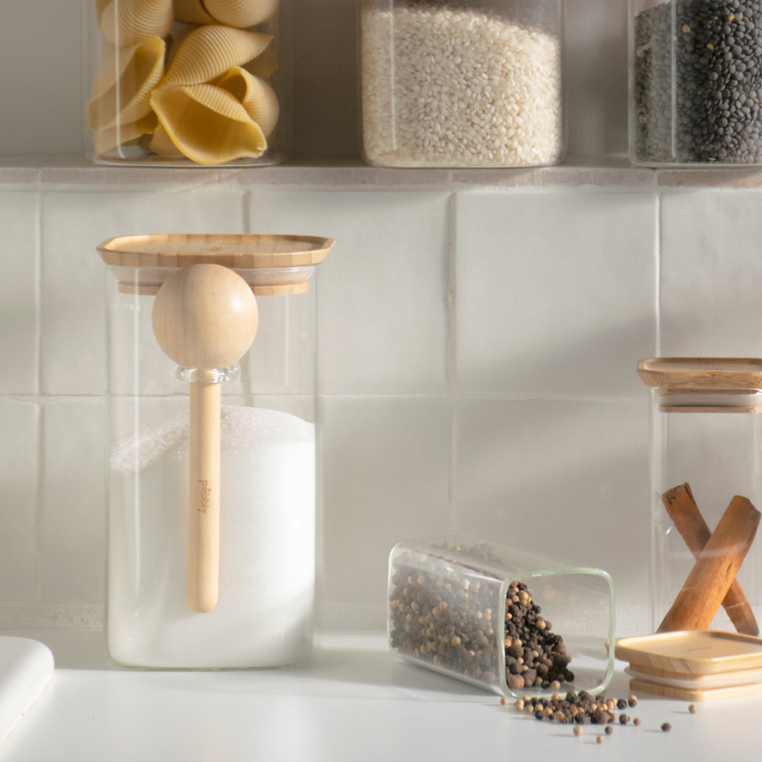 Køb Stabelbar Opbevaringsglas med bambuslåg og ske | fra 189,95 | Dag til dag levering | Dag til dag levering | Pebbly | Madopbevaring, Boks, Box, Opbevaring, Madkasse, Frokost, Madopbevaring, Køkken, Krydderiglas, Sylteglas, Syltetøjsglas, Morgenmadsglas, Melglas, Dåse, Kaffedåse, Tedåse, Glas med låg, Bambus