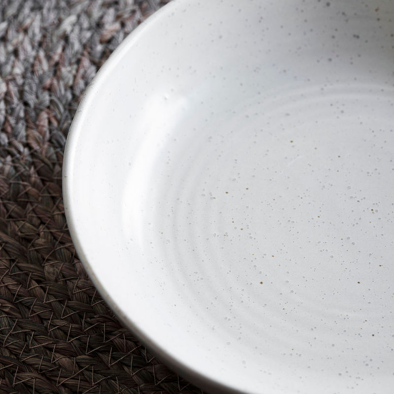 Køb Skål // Dyb tallerken Pion Grå/Hvid | 99,95 | Fri fragt over 149 kr. | Hurtig levering | Dag til dag levering | House Doctor, Society of Lifestyle | Pleat, Pleat-serien, Dyb Tallerken, Dybtallerken, Tallerken, Servering