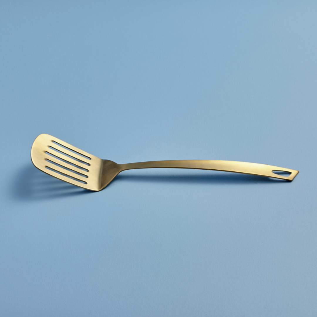 Køb Spatel Helix Guld | 139,95 | Fri fragt over 149 kr. | Hurtig levering | Dag til dag levering | be home | Guld, Mat, Mat guld, Palet i guld, Håndlavet, Indien, Palet med huller, Spatel madlavning