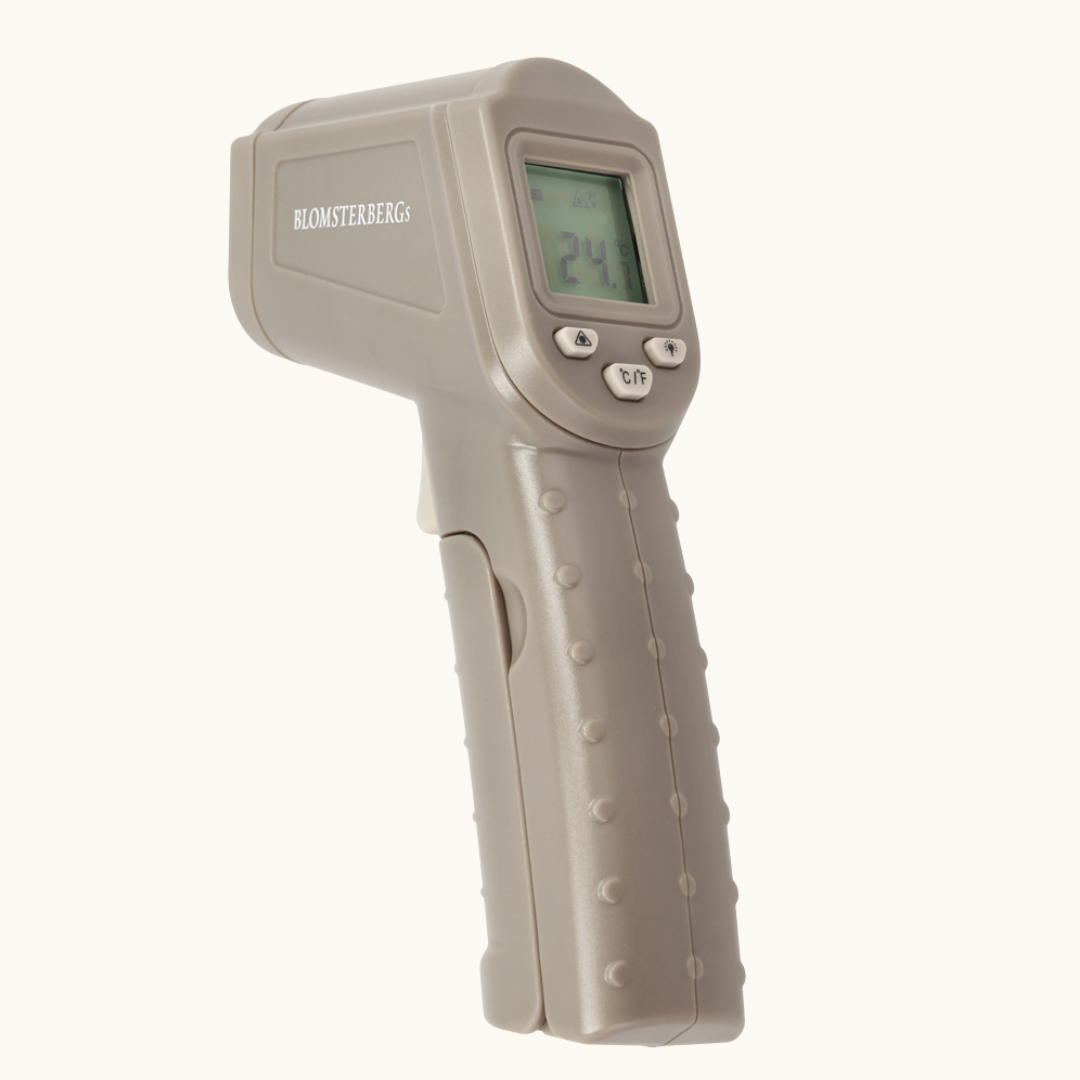Infrarødt termometer i beige ABS-plast med digitalt display der viser 24 grader