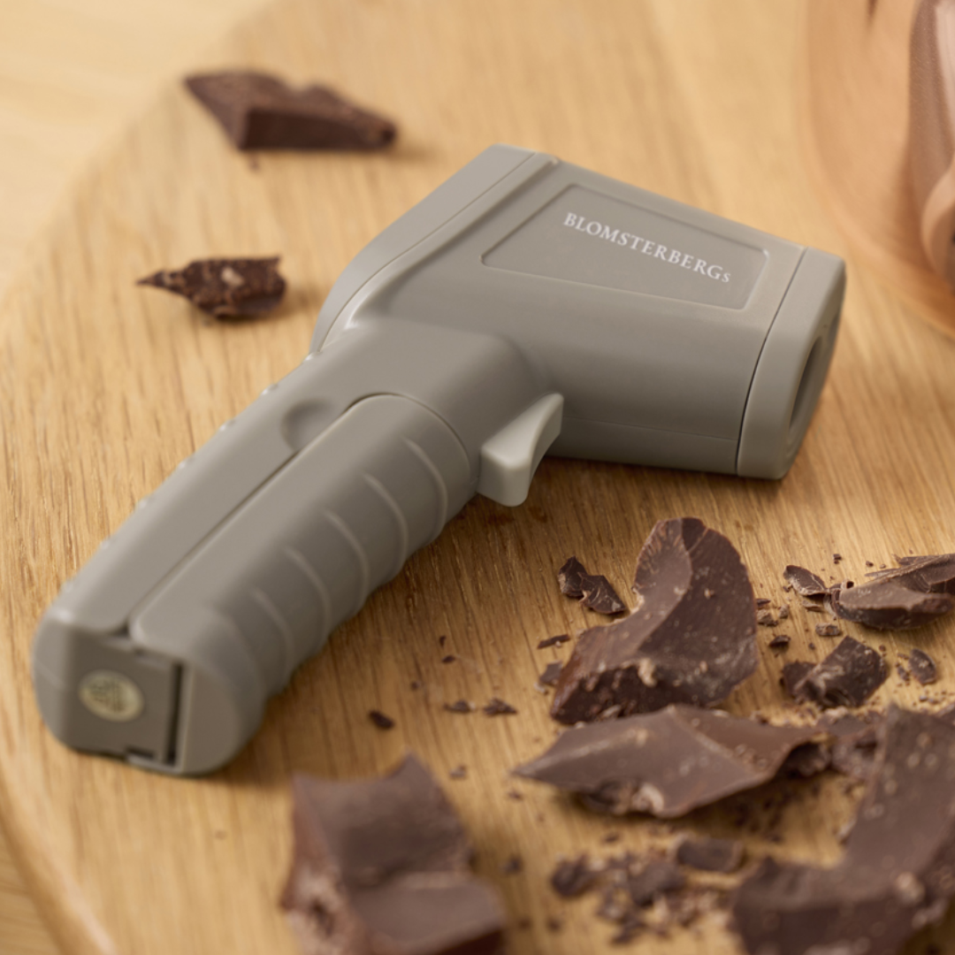 Blomsterbergs infrarødt termometer i latte/beige farve med pistolgreb og udløserknap