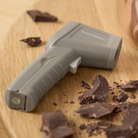 Blomsterbergs infrarødt termometer i latte/beige farve med pistolgreb og udløserknap