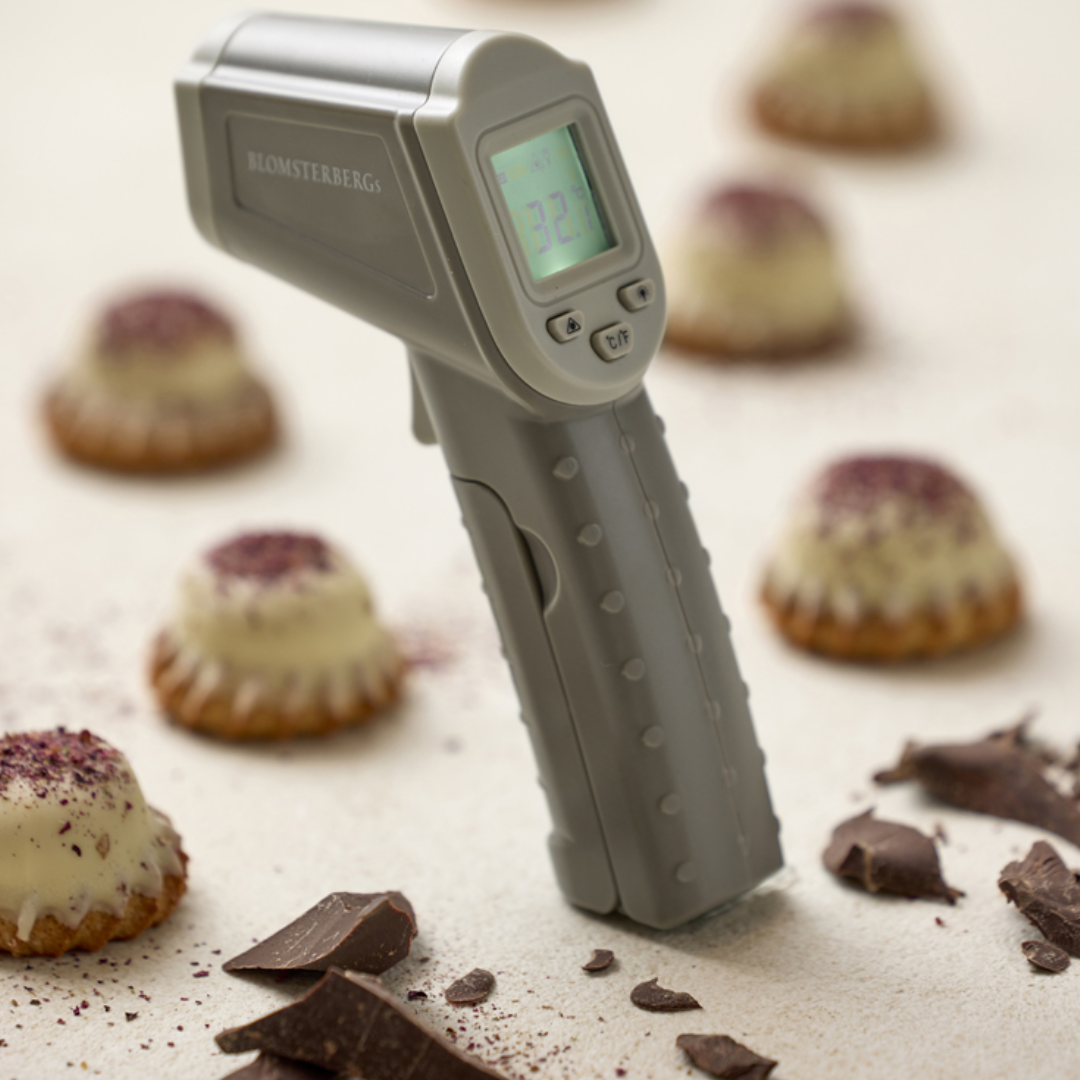 Blomsterbergs infrarødt termometer i latte/beige med oplyst LCD-display og pistolegreb