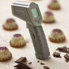 Blomsterbergs infrarødt termometer i latte/beige med oplyst LCD-display og pistolegreb