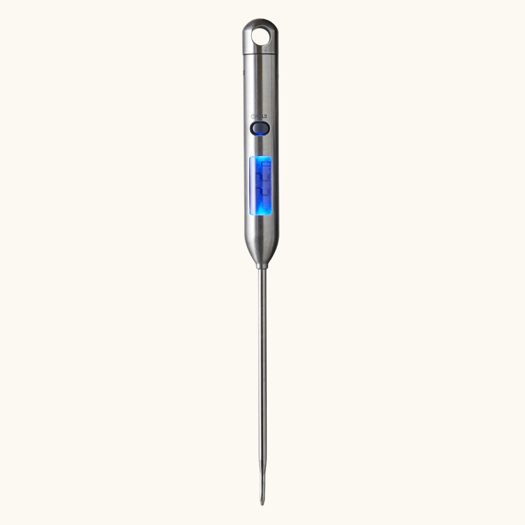 Digitalt stegetermometer i sølvfarvet metal med blåt LCD-display og lang målesonde