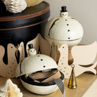 Cremehvid papmaché-æske med snemandsfigur på låget og sorte prikker, vist åben og lukket