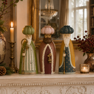 Tre håndmalede harpiksfigurer af Hellige tre konger i grøn, bordeaux og blå med turban