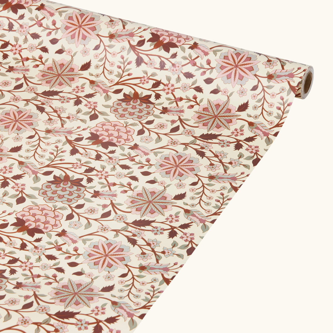 Gavepapirrulle med blomsterprint i rosa, rød og grøn på cremefarvet baggrund