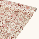 Gavepapirrulle med blomsterprint i rosa, rød og grøn på cremefarvet baggrund