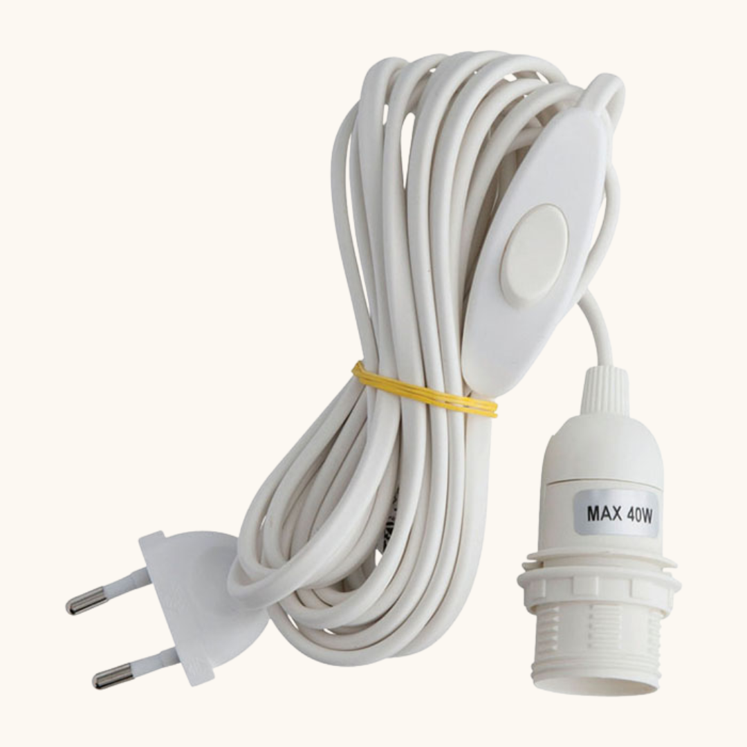 Hvid 4 meter ledning med E14-fatning, inline-afbryder og 2-bens stik