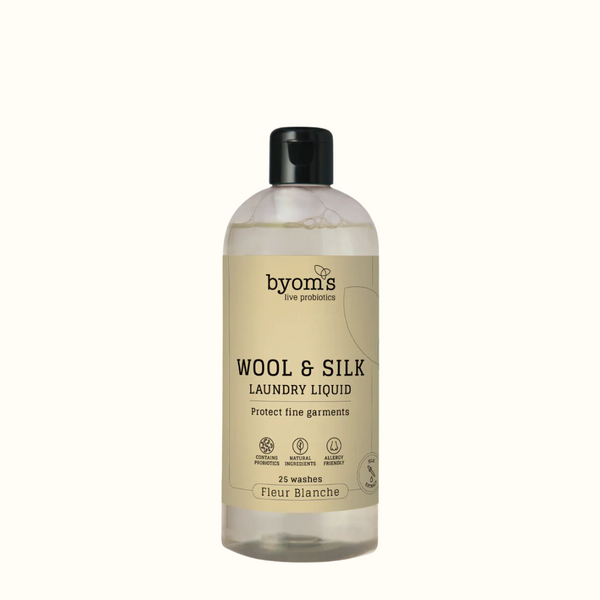 Køb Flydende vaskemiddel - Wool & Silk - Probiotic Laundry Liquid - Fleur Blanche | 149,95 | Fri fragt over 149 kr. | Hurtig levering | Dag til dag levering | byoms | Vaskemiddel, Vaskepulver, Sæbepulver, Sæbe, Rensning, Blødgør, Dejlig duft, Rengørning, Uden kemi, Probiotika, Fri for parabener, Fri for farvestoffer, Fri for kemiske parfumer, Fri for hormonforstyrrende stoffer, Fri for kræftfremkaldende stoffer