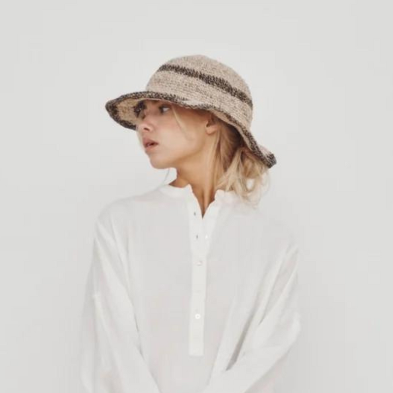 Køb Solhat // Sun Hat - strib | 369,00 | Findes i flere farver | Fri fragt over 149 kr. | Hurtig levering | Dag til dag levering | CARE BY ME | tidløs, hamp, bomuld, sommerhat, strandhat, naturlig hat, solhat, bomuldshat, hamphat, bomuld og hamp solhat