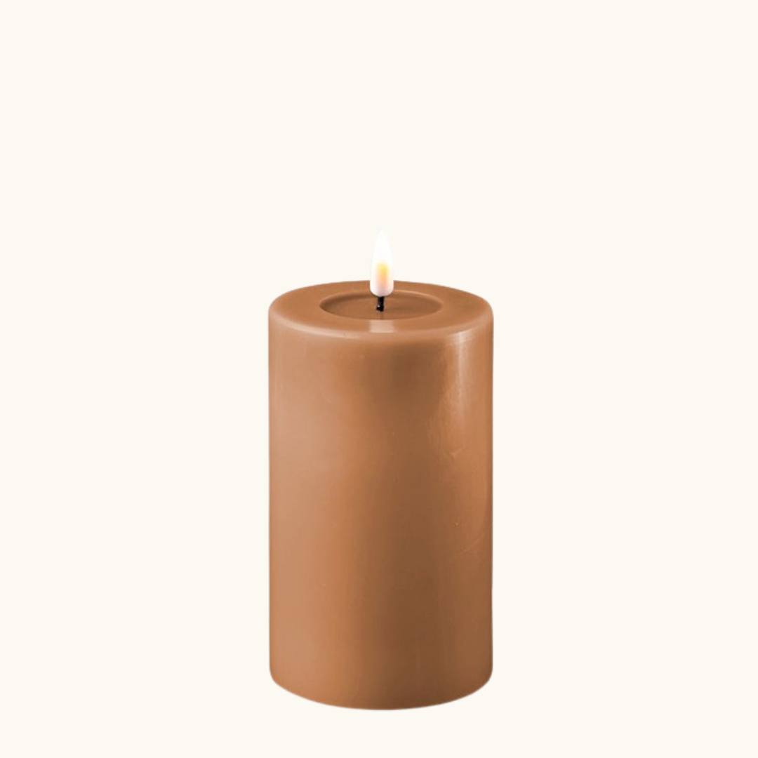 Karamelfarvet LED bloklys i voks med naturtro flamme og wetlook-top