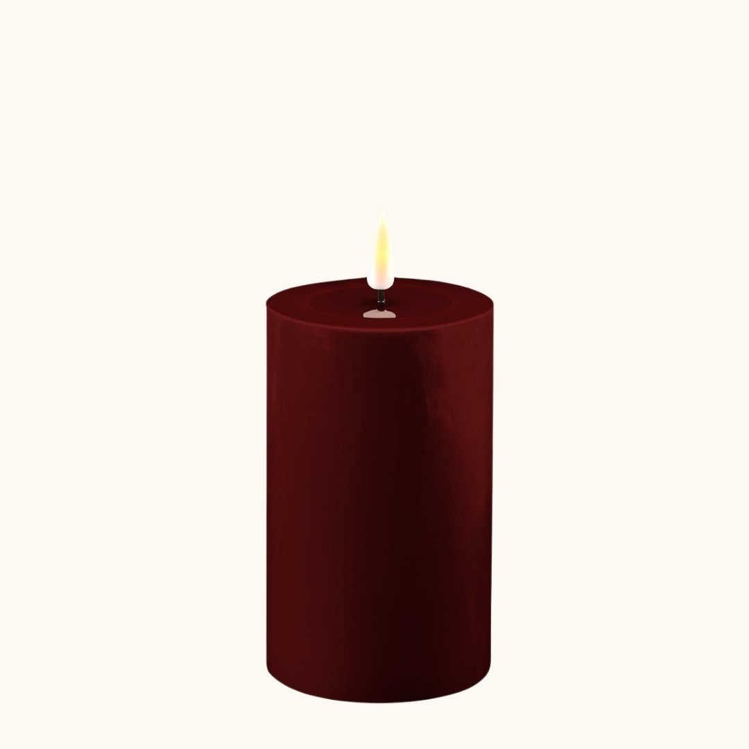Mørk bordeaux LED bloklys i voks med naturtro flamme og wetlook-top