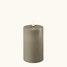 Sandfarvet LED bloklys i voks med naturtro flamme
