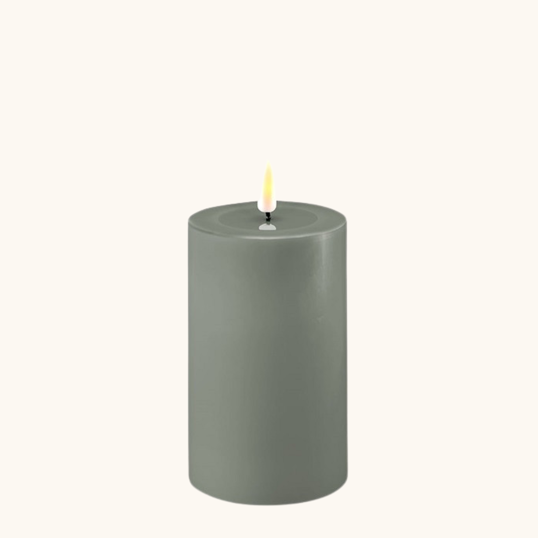 Salviagrønt LED bloklys i voks med naturtro flamme