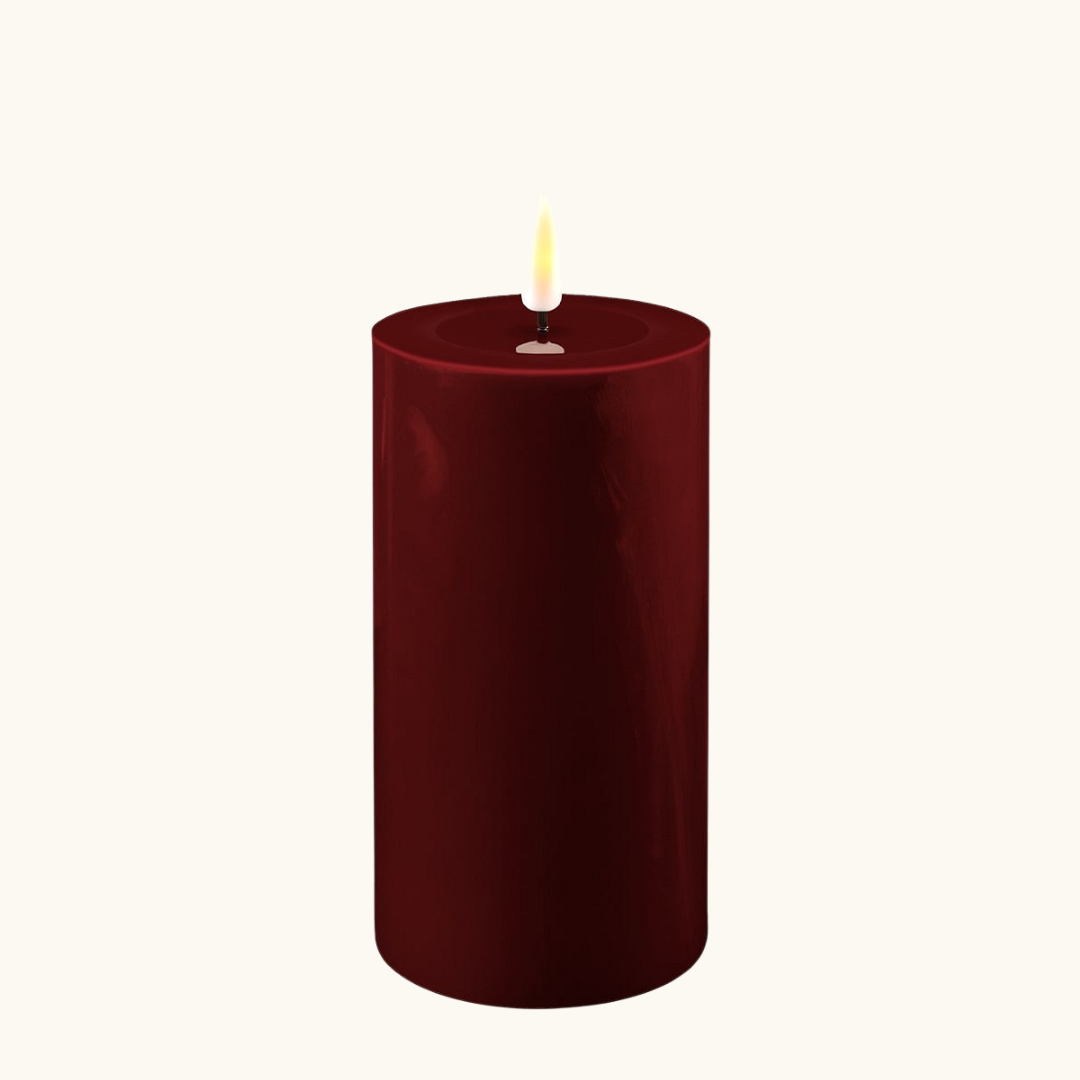Mørk bordeaux LED bloklys i voks med naturtro flamme