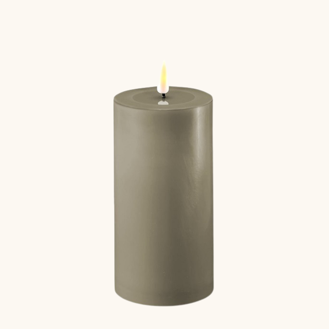 Sandfarvet LED bloklys i voks med naturtro flamme og wetlook-top
