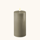 Sandfarvet LED bloklys i voks med naturtro flamme og wetlook-top